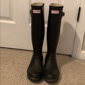 matte black hunter rain boots